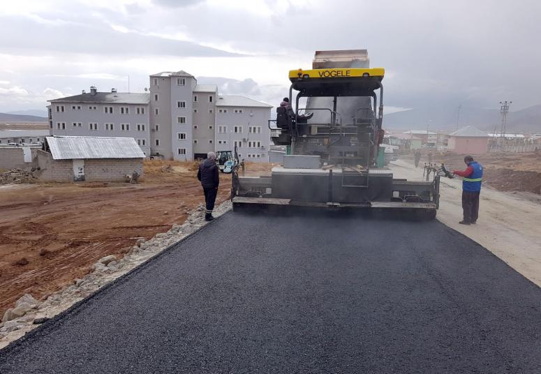 Çaldıran Devlet Hastanesi yolu asfalta kavuştu