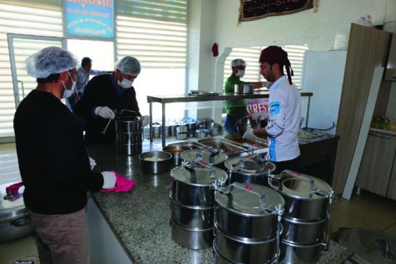 Gürpınar'da günlük 500 aileye sıcak yemek
