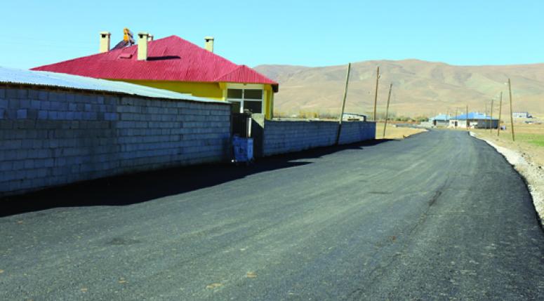 Gürpınar'daki mahallelerde asfalt çalışması sürüyor
