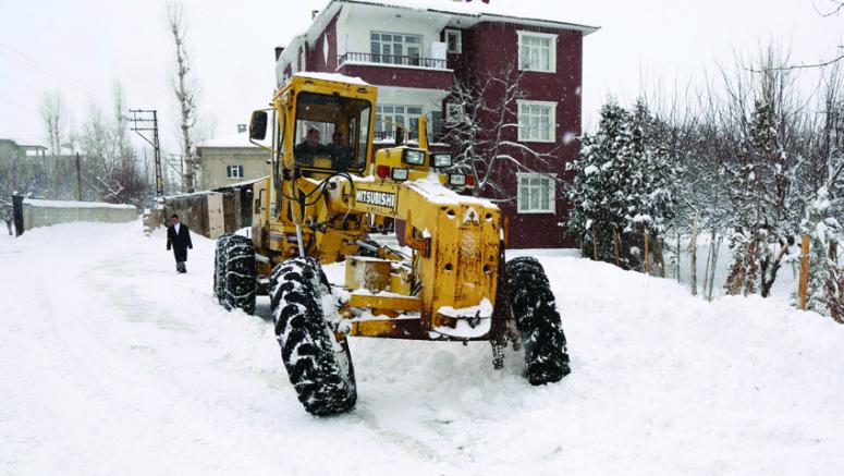 Tuşba'da karla mücadele çalışmaları hız kazandı