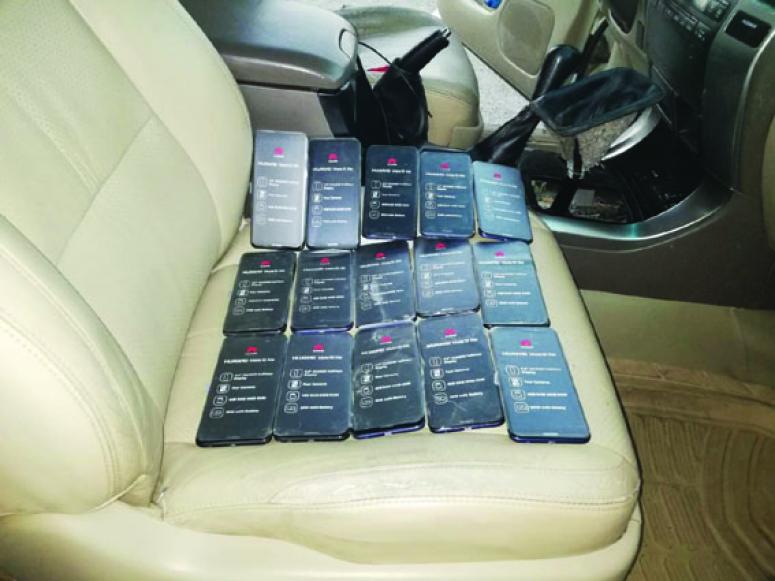 Van'da 15 adet akıllı kaçak cep telefonu ele geçirildi 