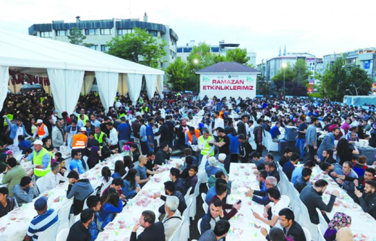 Bölgenin en büyük sofrasında 180 bin kişi iftar açtı