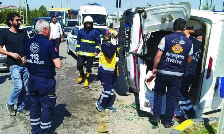 Ambulans ile otomobil çarpıştı: 7 yaralı 