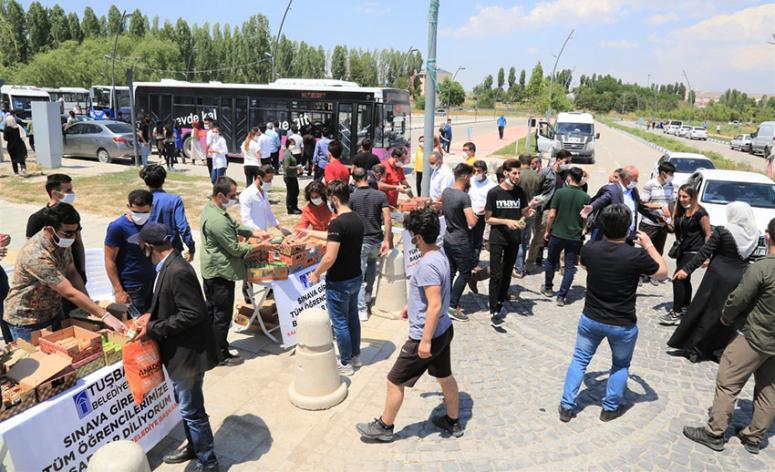 Tuşba'da sınava giren öğrencilere belediye ikramı…