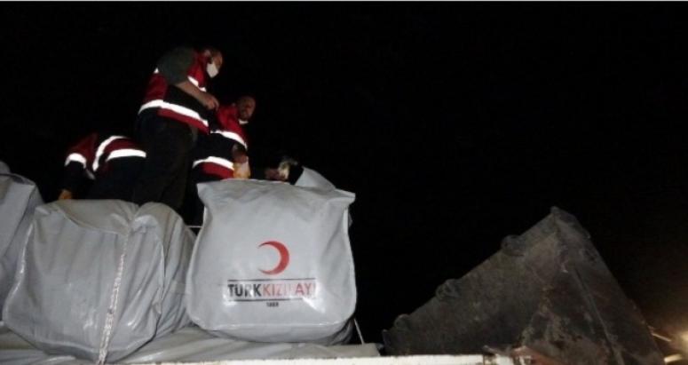 Van'daki depremzedelere çadır dağıtımı sürüyor 