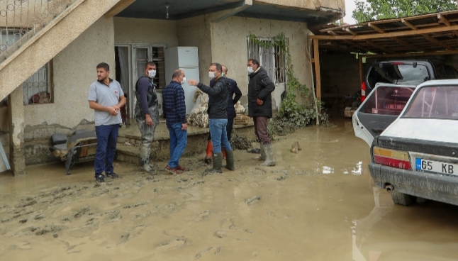 İpekyolu'nun bazı mahallelerinde sel etkili oldu 