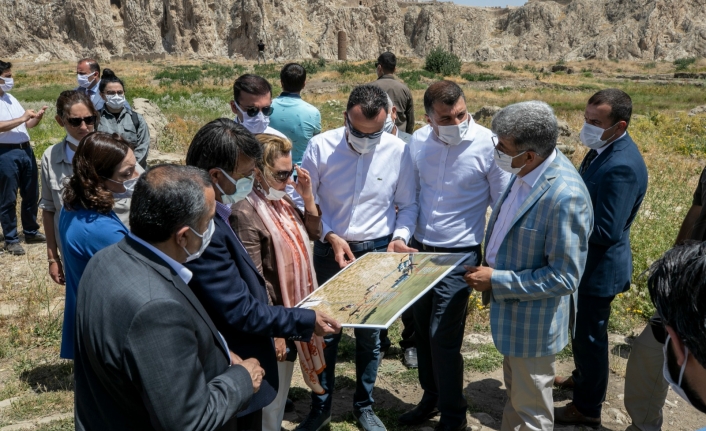 Bakan Yardımcısı Yavuz, tarihi ve turistik mekanları inceledi