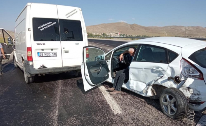 Van'da otomobille minibüs çarpıştı: 2 yaralı