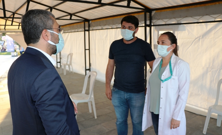 Edremit’te kurulan stantta vatandaşa 'aşı olun' çağrısı
