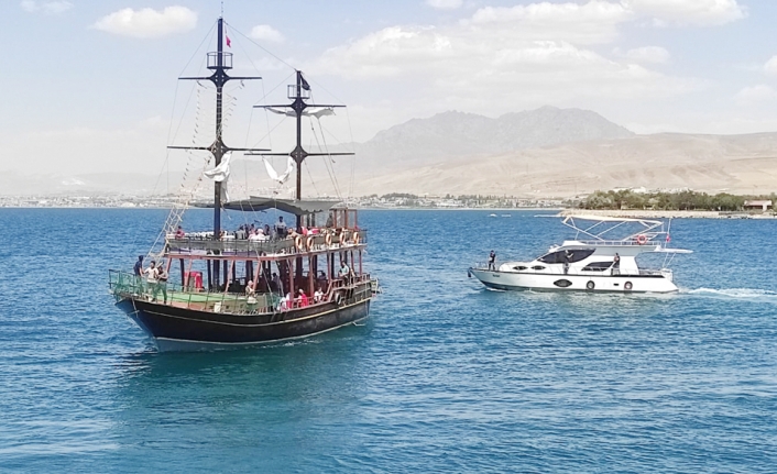 Tekne turları Edremit'e renk katıyor