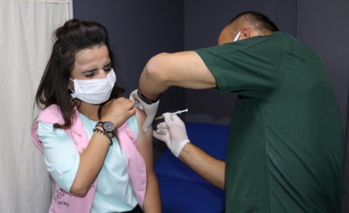 Van'da sağlık ekipleri fabrikaları tek tek gezerek aşı yapıyor