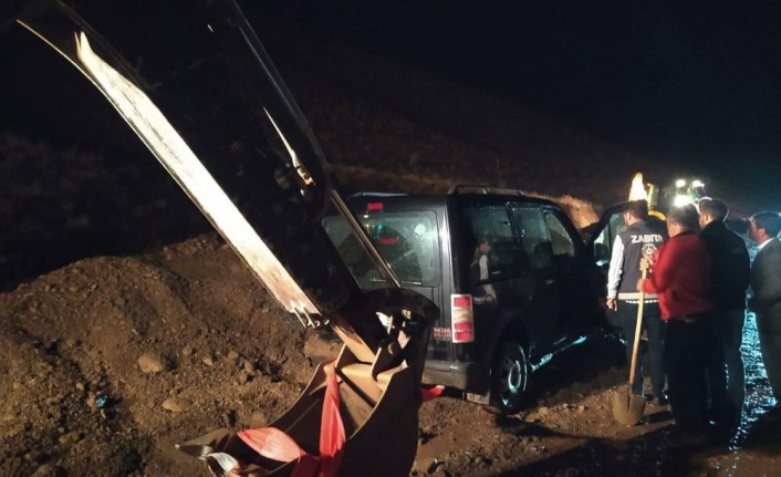 Van'daki heyelanda araçta mahsur kalan 2 kişi kurtarıldı