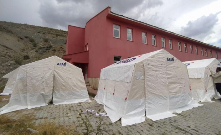 Van'da sel mağdurları için çadır kuruluyor