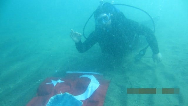 Cumhuriyet Bayramı’nı Van Gölü'nün derinliklerinde kutladılar