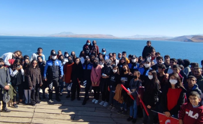 Erciş ve Tuşba’daki öğrenciler Akdamar Adası’nı gezdi