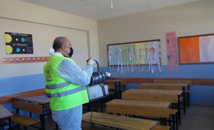 İpekyolu’ndaki okullarda dezenfekte çalışmaları…