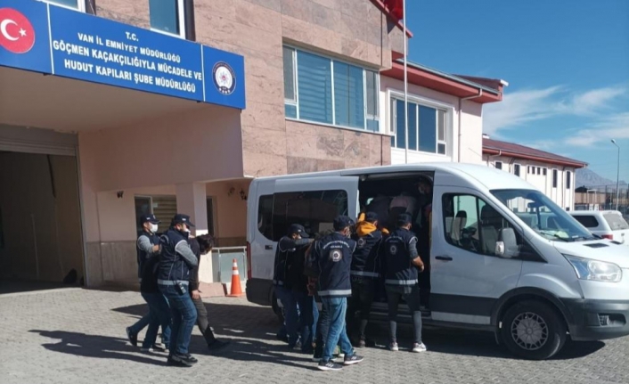 Van’da 8’i yabancı 18 organizatör yakalandı