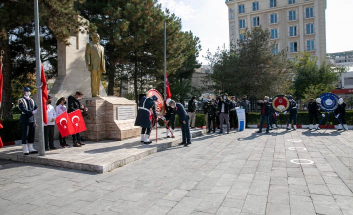Van’da Cumhuriyet Bayramı dolayısıyla Atatürk Anıtı’na çelenk sunuldu