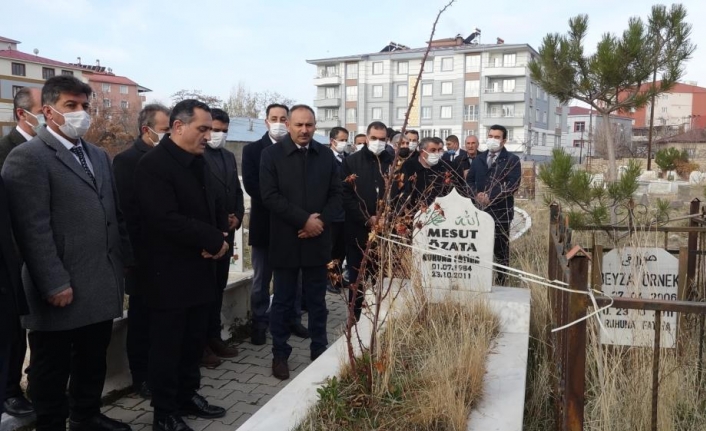 Van depreminde ölen 76 öğretmen, mezarları başında anıldı