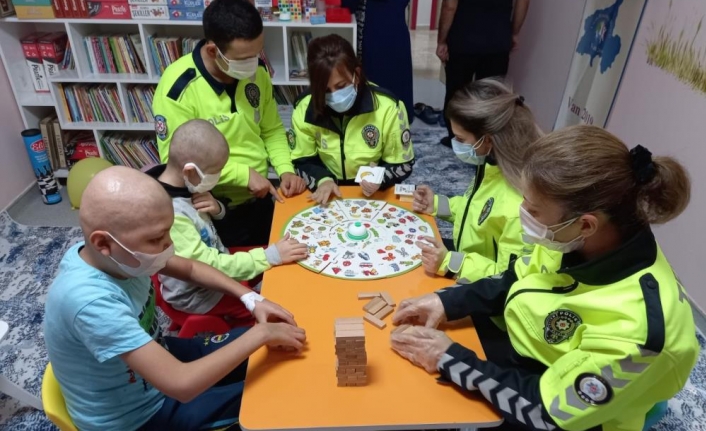 Polisten hematoloji bölümünde tedavi gören çocuklara ziyaret