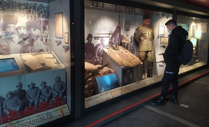 Vali Bilmez, Çanakkale Mobil Müze'yi ziyaret etti