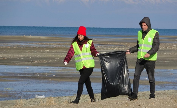 Van Gölü sahilinde çöp toplayıp, kuraklığa dikkat çektiler