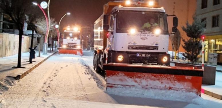 Büyükşehir Belediyesi 560 personelle karla mücadele çalışmalarını sürdürüyor 
