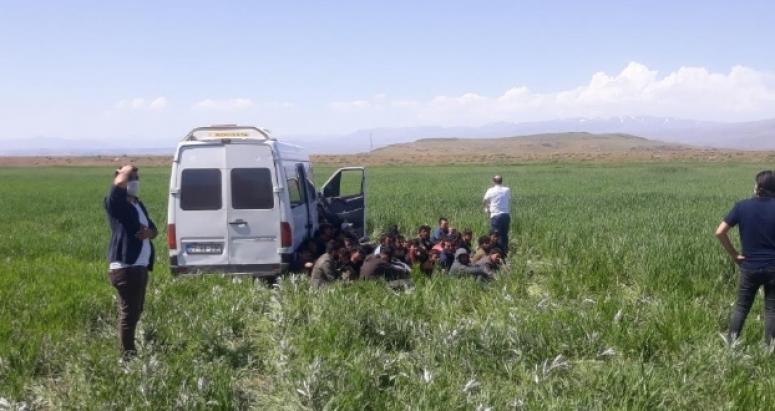 Göçmenleri taşıyan araç kaza yaptı: 4 yaralı