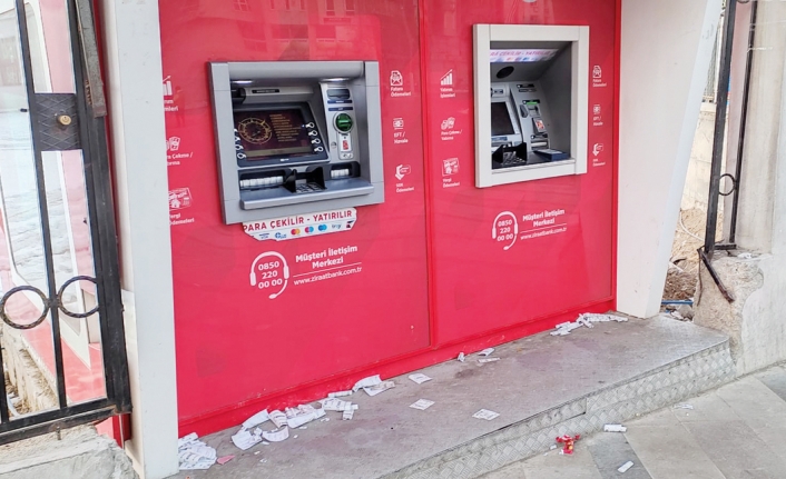 ATM önlerine atılan makbuzlar çevreyi kirletiyor…