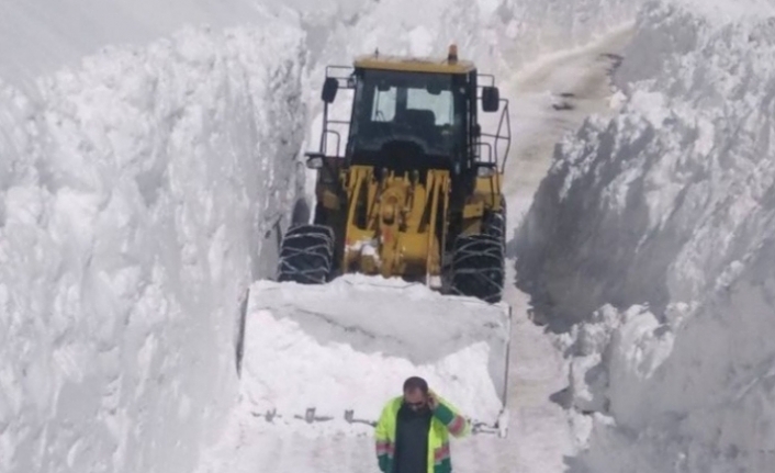 Büyükşehir'in kırsalda karla mücadele çalışması sürüyor