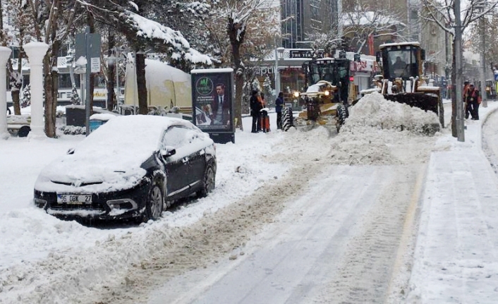Gelişigüzel araç parkı yüzünden, yol kenarındaki karlar temizlenemiyor