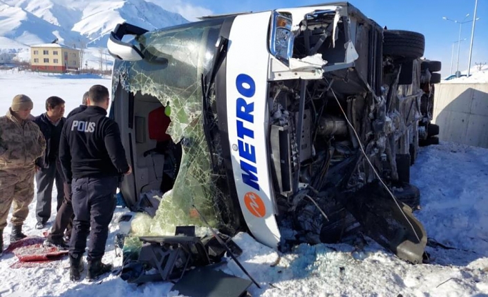 Kontrolden çıkan yolcu otobüsü devrildi: 9 yaralı