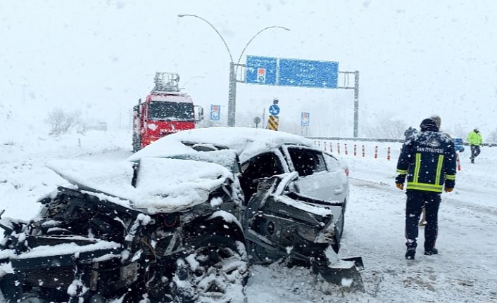 Van'da kar yağışı trafik kazalarına neden oldu