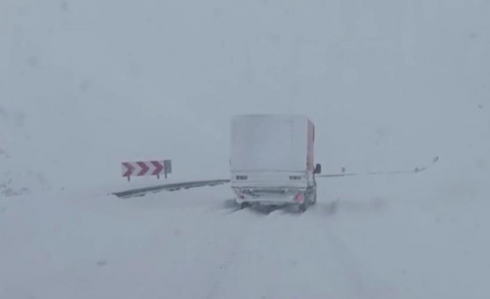 Van-Çatak karayolu yeniden trafiğe kapatıldı