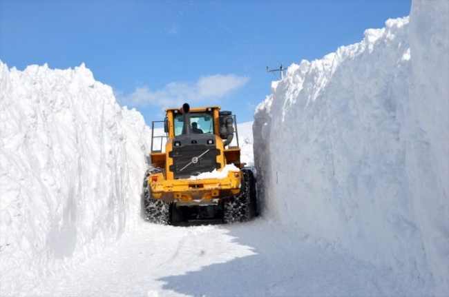 Van'da kardan dolayı kapanan yollar açılıyor