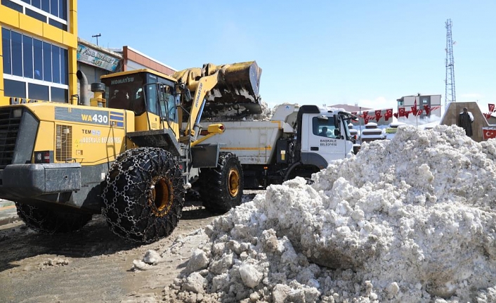 Başkale'de kar yığınları kamyonlarla taşınıyor