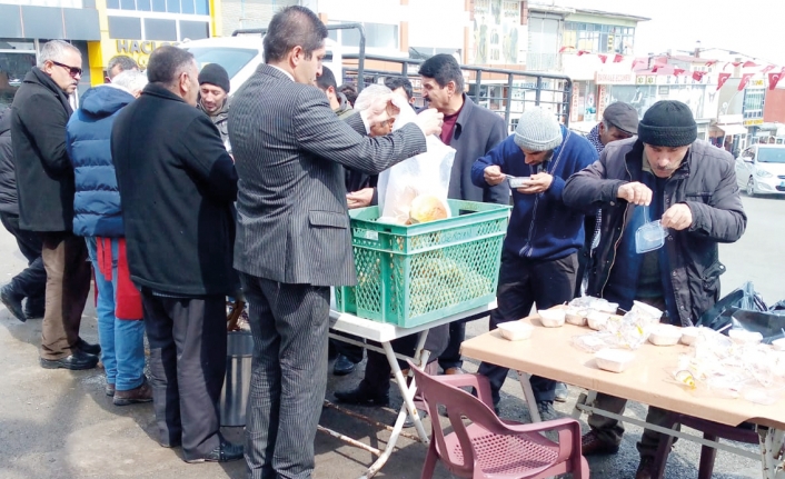 Başkale'de vatandaşlara  hoşaf ve bayat ekmek dağıtıldı
