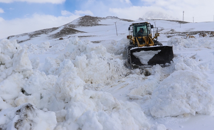 Büyükşehir Belediyesi’nin karla mücadelesi sürüyor