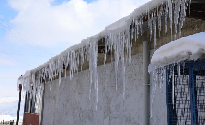 Çatılardaki buz sarkıtları tehlikeye neden oluyor