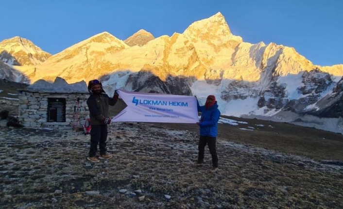Lokman Hekim Van Hastanesi'nin flaması Everest Tepesi’nde
