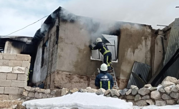 Özalp'ta ev yangını