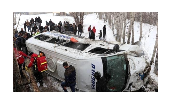 Van'da minibüs kaza yaptı: 14 yaralı
