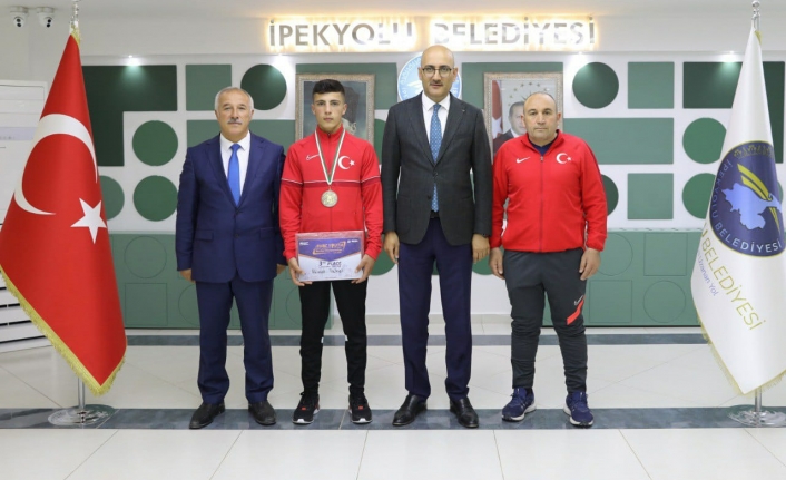 Başkan Vekili Aydın’dan, başarılı sporcuya ödül