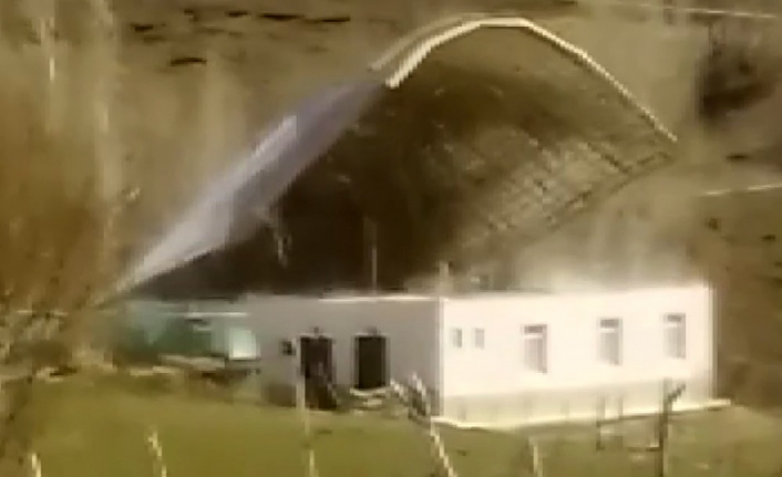 Caminin çatısı fırtınaya dayanamadı