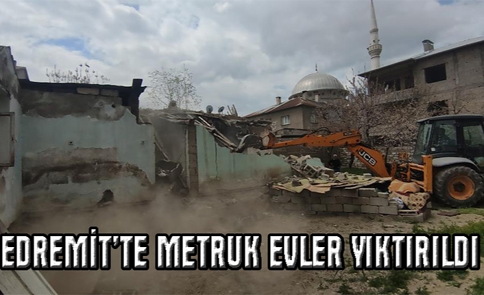 Edremit'te göçmenlerin kaldığı metruk evler yıktırıldı