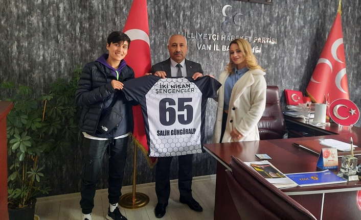 Kadın futbolculardan Güngöralp'a ziyaret