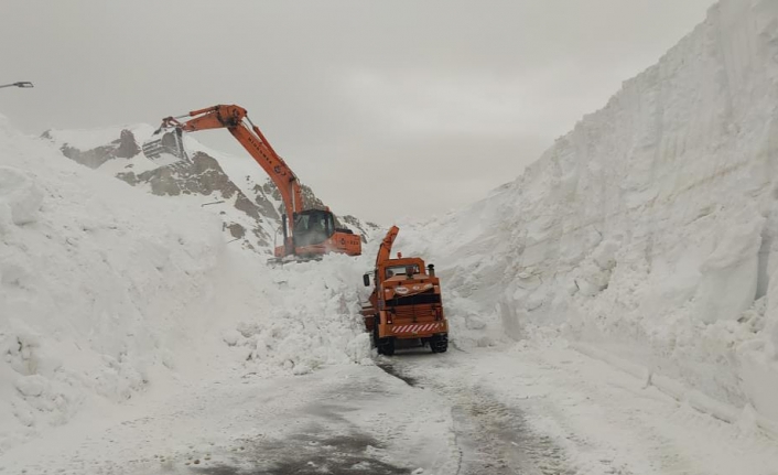 Karabet Geçidi'nde karla mücadele sürüyor
