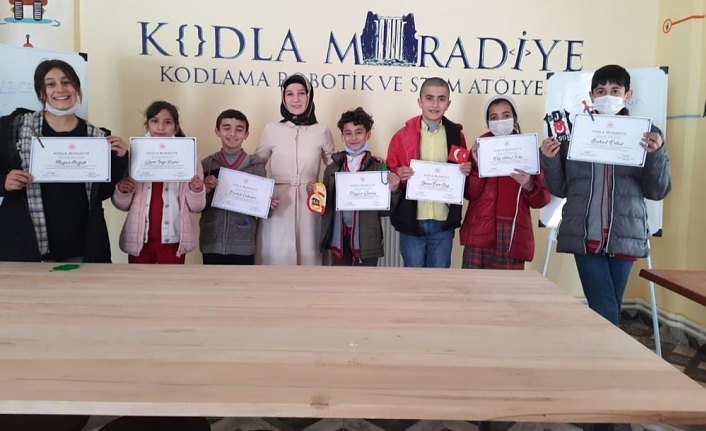 ‘Kodla Muradiye’ projesini tamamlayan öğrencilere belge...