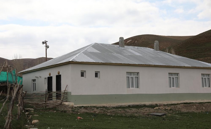 Rüzgârdan çatısı uçan camii yeniden onarıldı