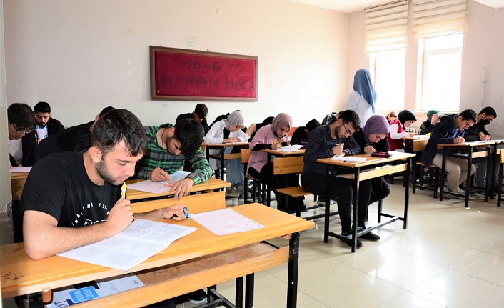 Tuşba’da öğrencilere TYT deneme sınavı…